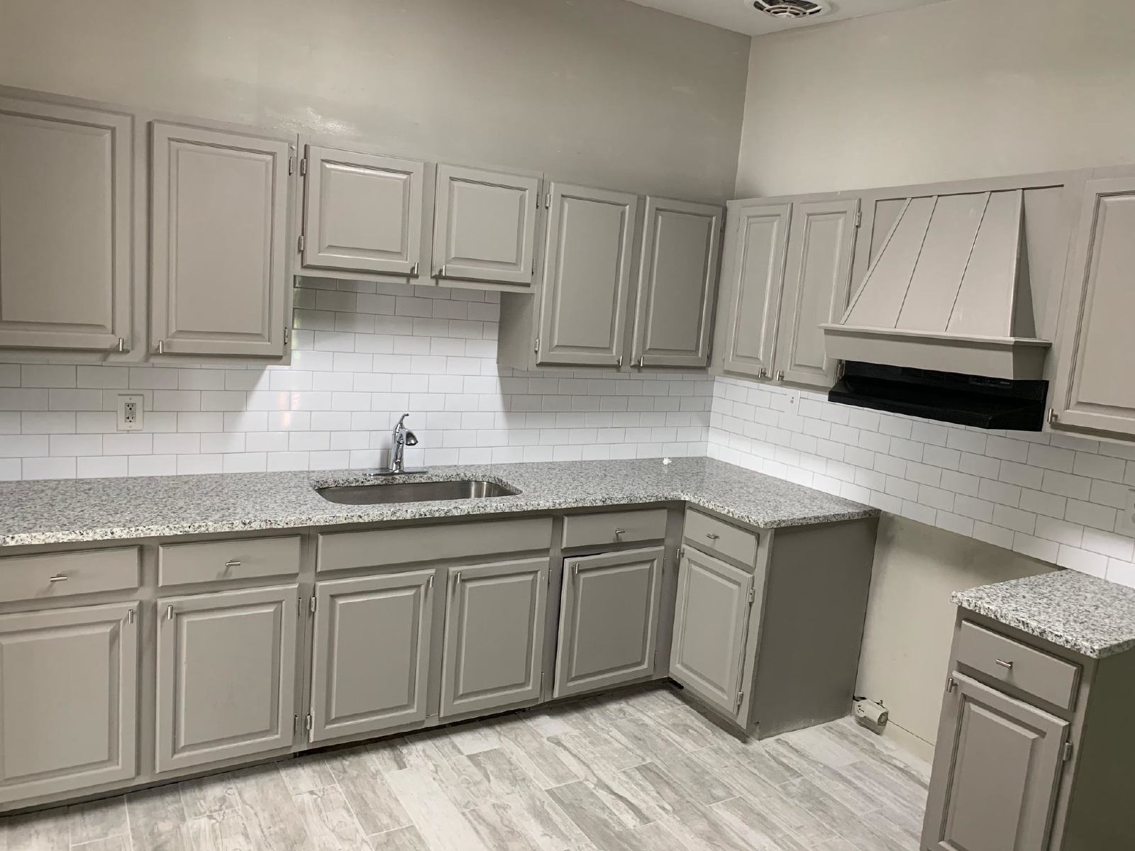 Charming Renovated 4-Bedroom, 2-Bathroom Home in Magnolia Gardens property image