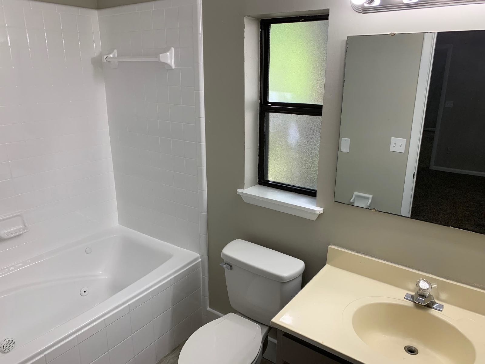 Charming Renovated 4-Bedroom, 2-Bathroom Home in Magnolia Gardens property image