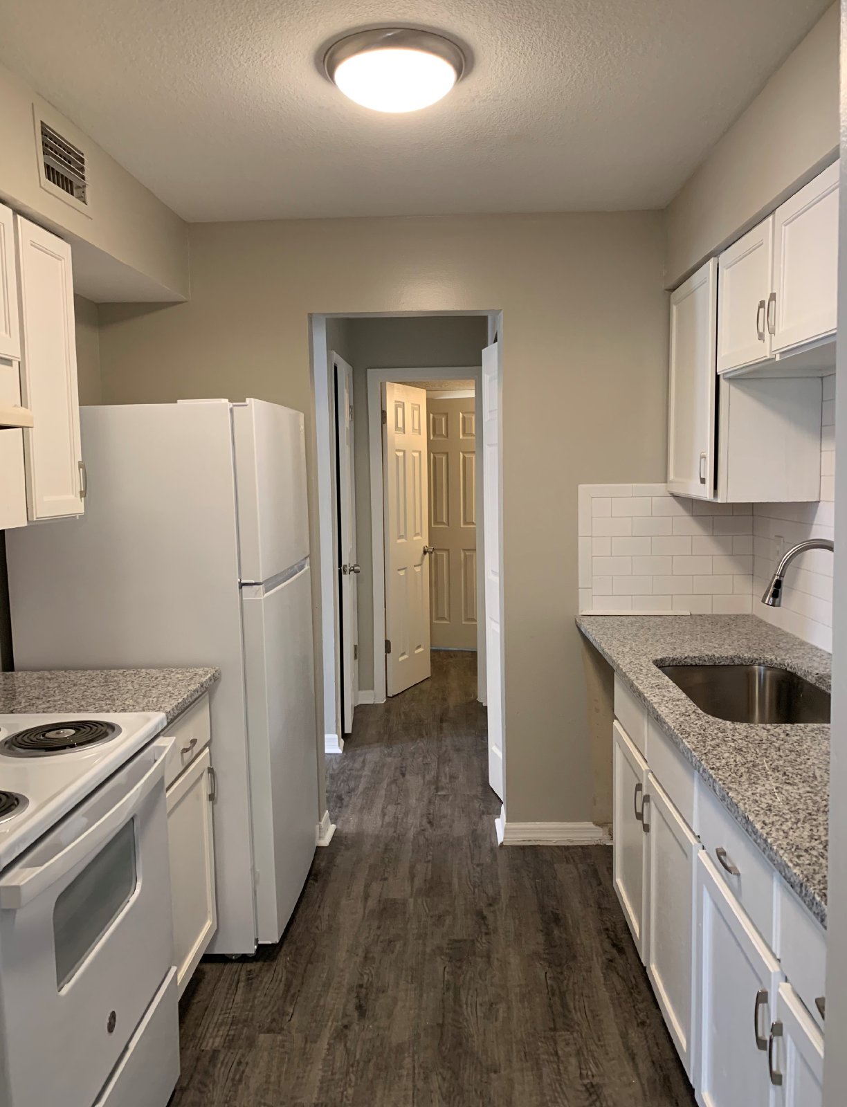 Fully Updated 2 Bedroom Apartment Close To Shopping And Dining property image