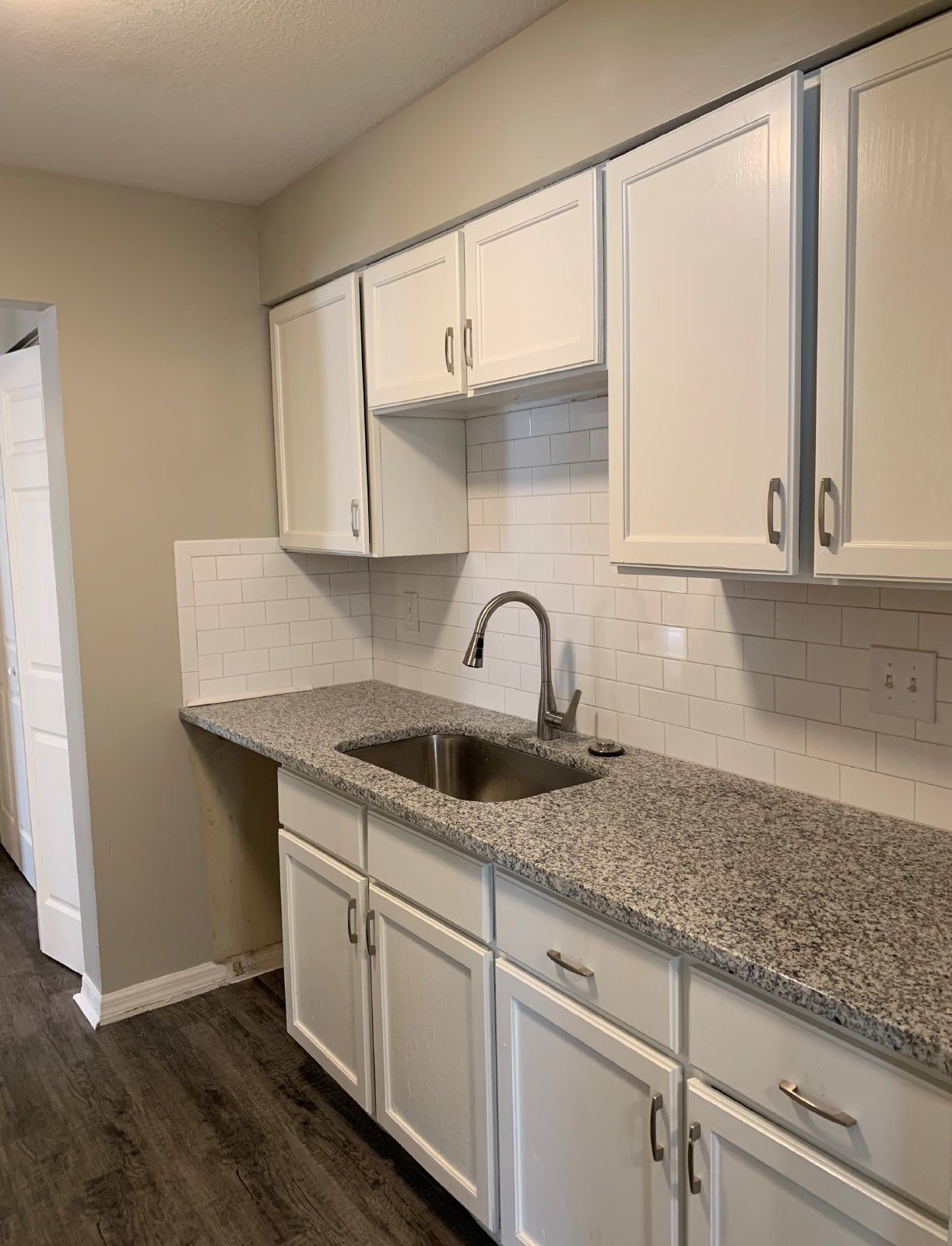 Fully Updated 2 Bedroom Apartment Close To Shopping And Dining property image