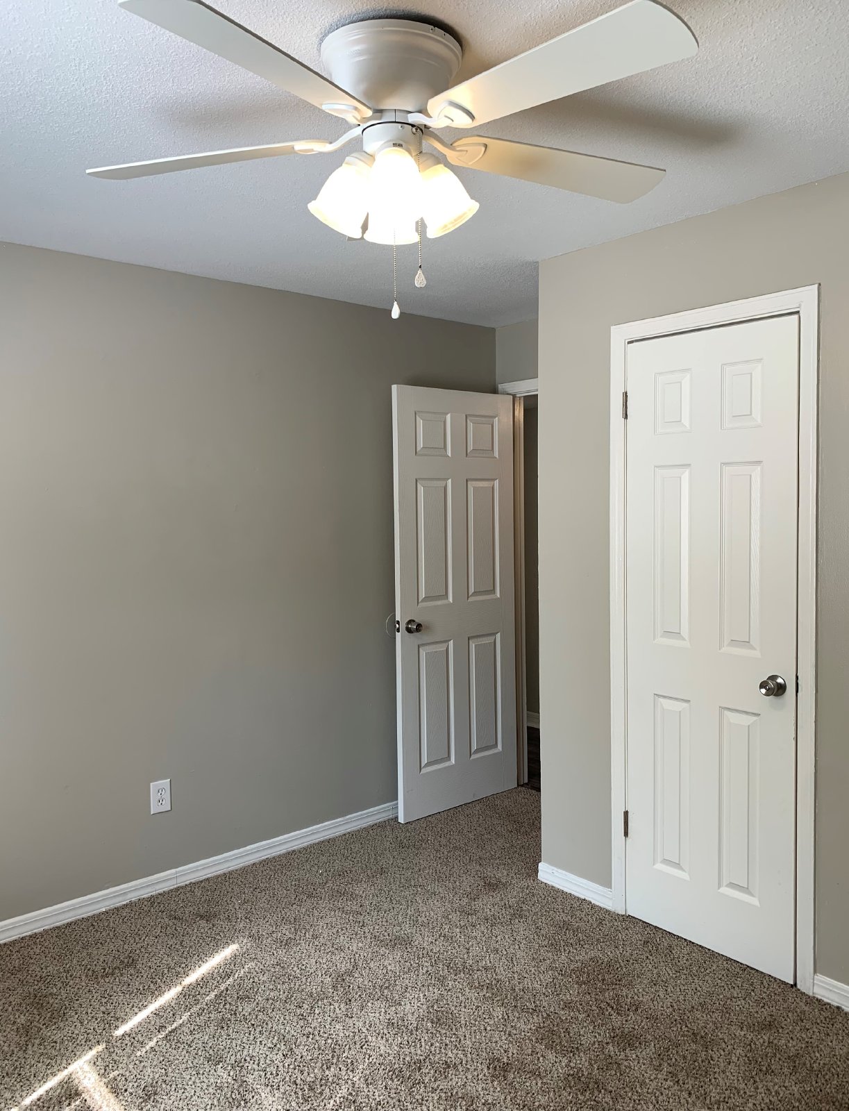 Fully Updated 2 Bedroom Apartment Close To Shopping And Dining property image
