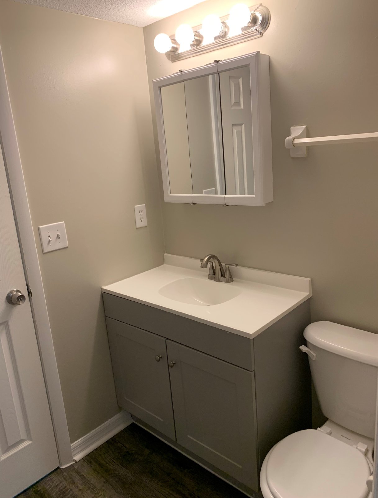 Fully Updated 2 Bedroom Apartment Close To Shopping And Dining property image