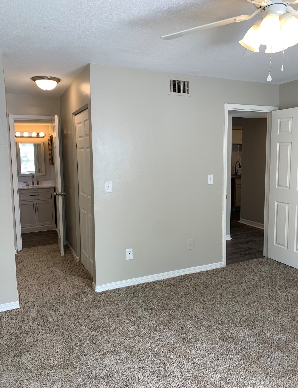 Fully Updated 2 Bedroom Apartment Close To Shopping And Dining property image