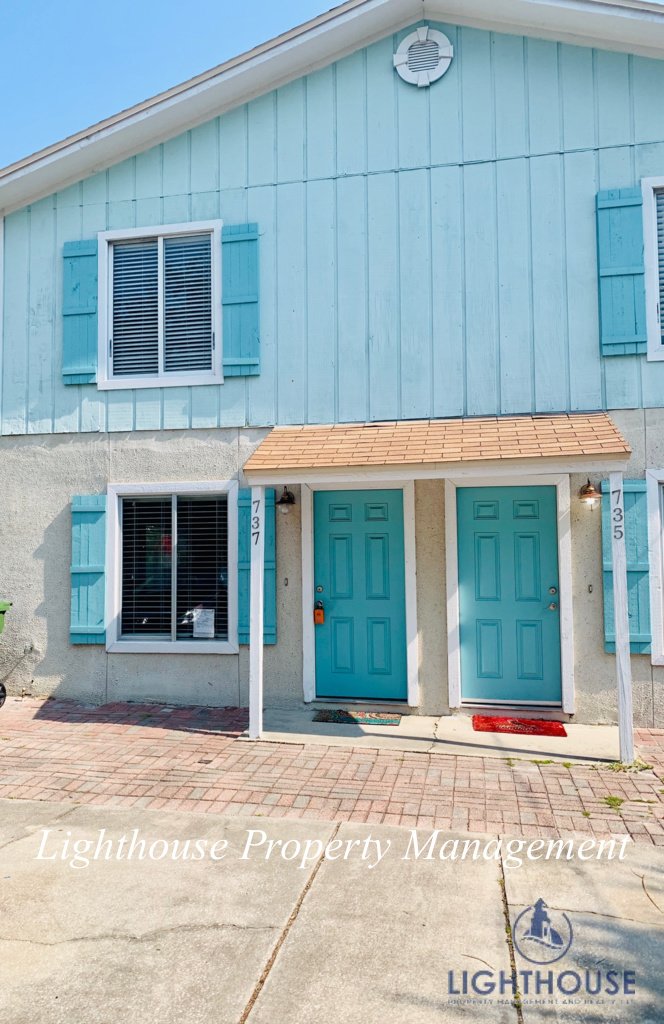 Walk To The Beach From This Beautiful Updated Townhome property image