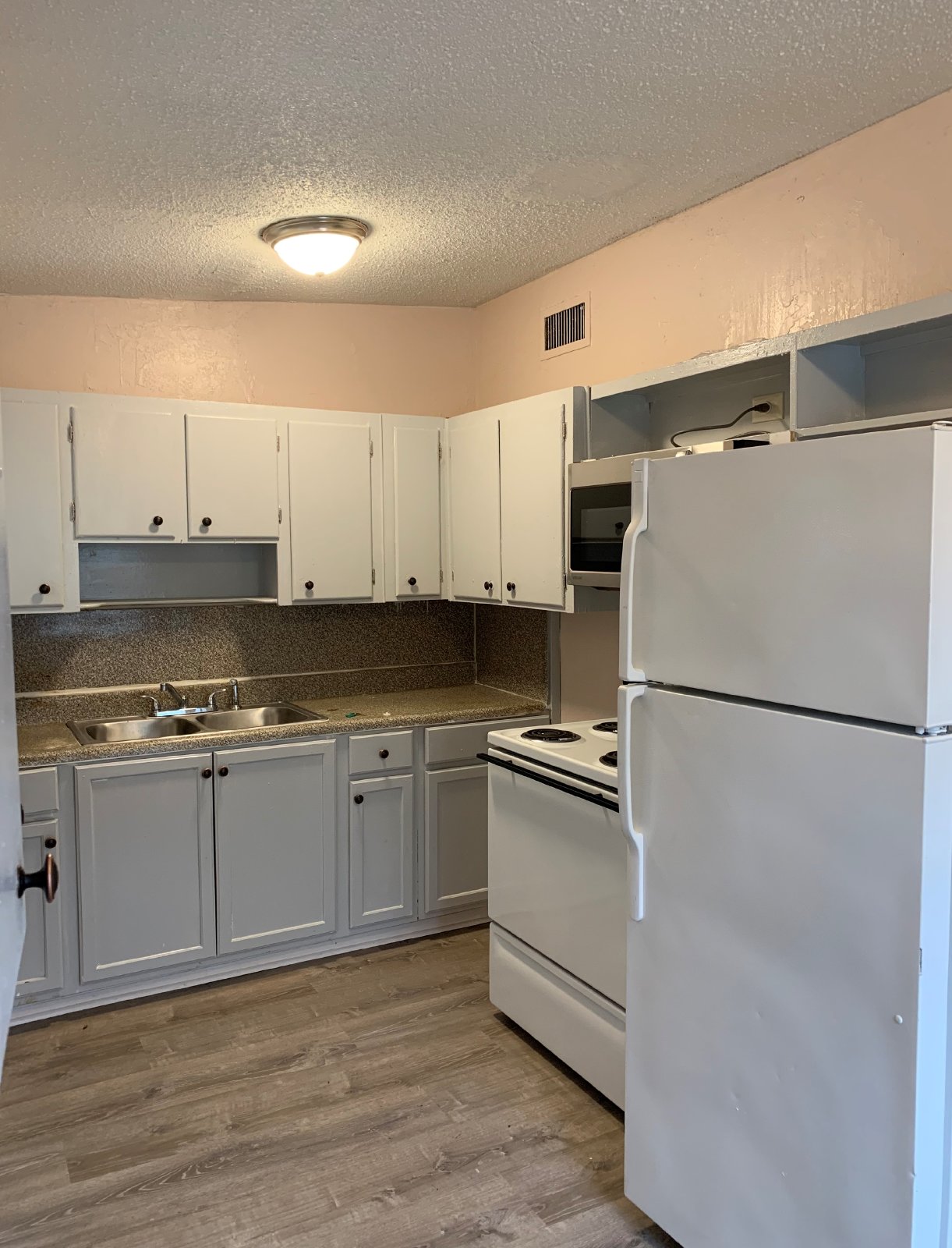Spacious Backyard And Screened Porch In This Cozy 3 Bedroom Home property image