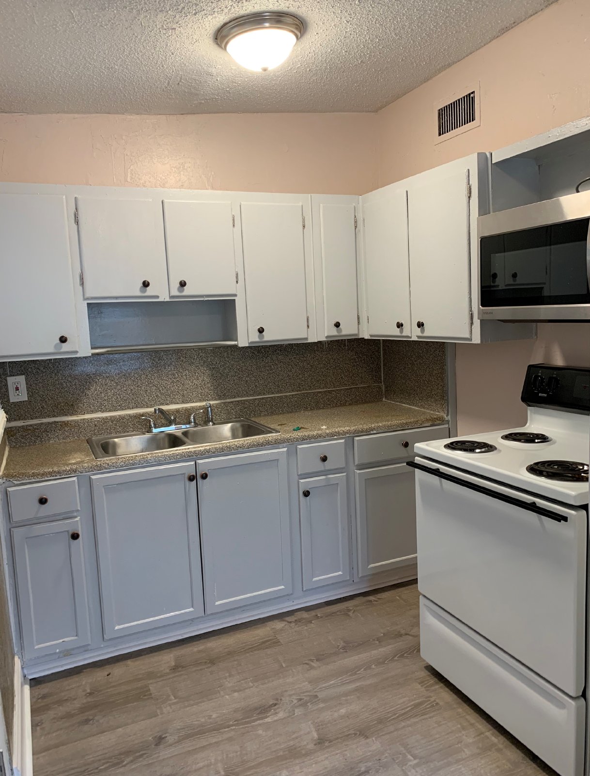 Spacious Backyard And Screened Porch In This Cozy 3 Bedroom Home property image