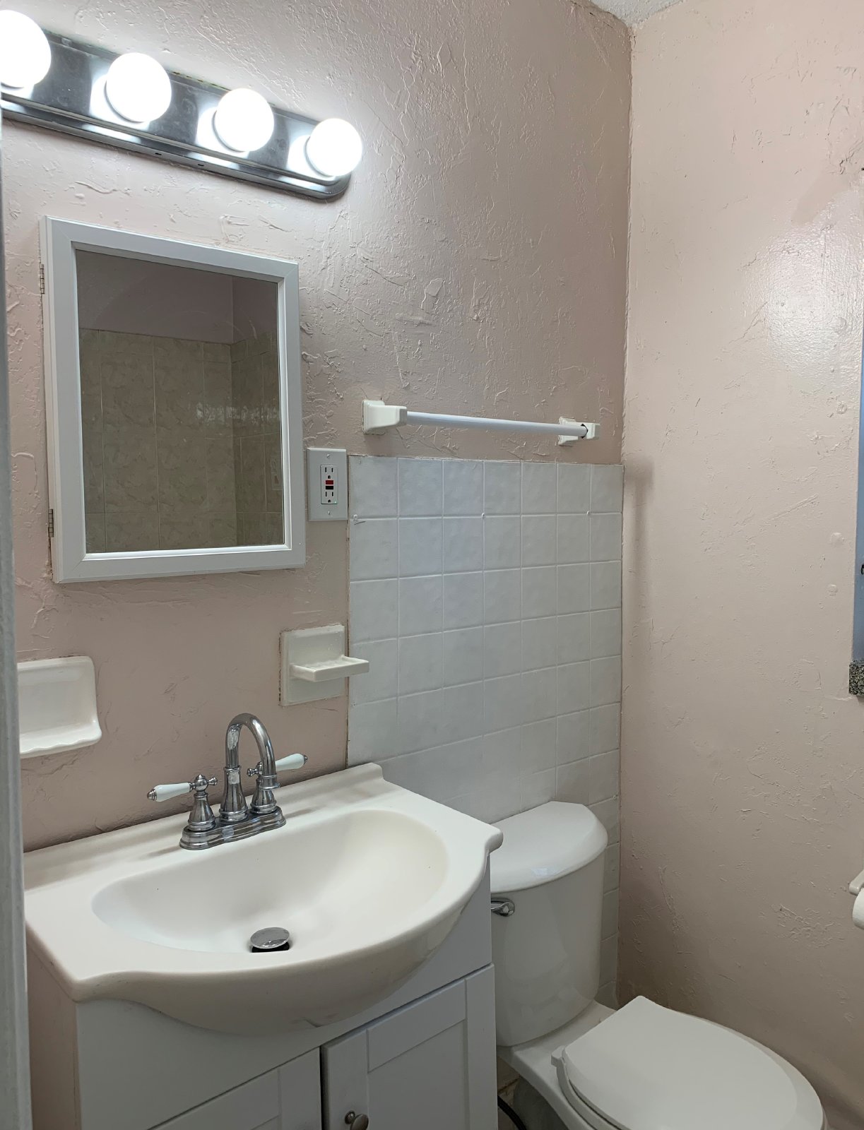 Spacious Backyard And Screened Porch In This Cozy 3 Bedroom Home property image