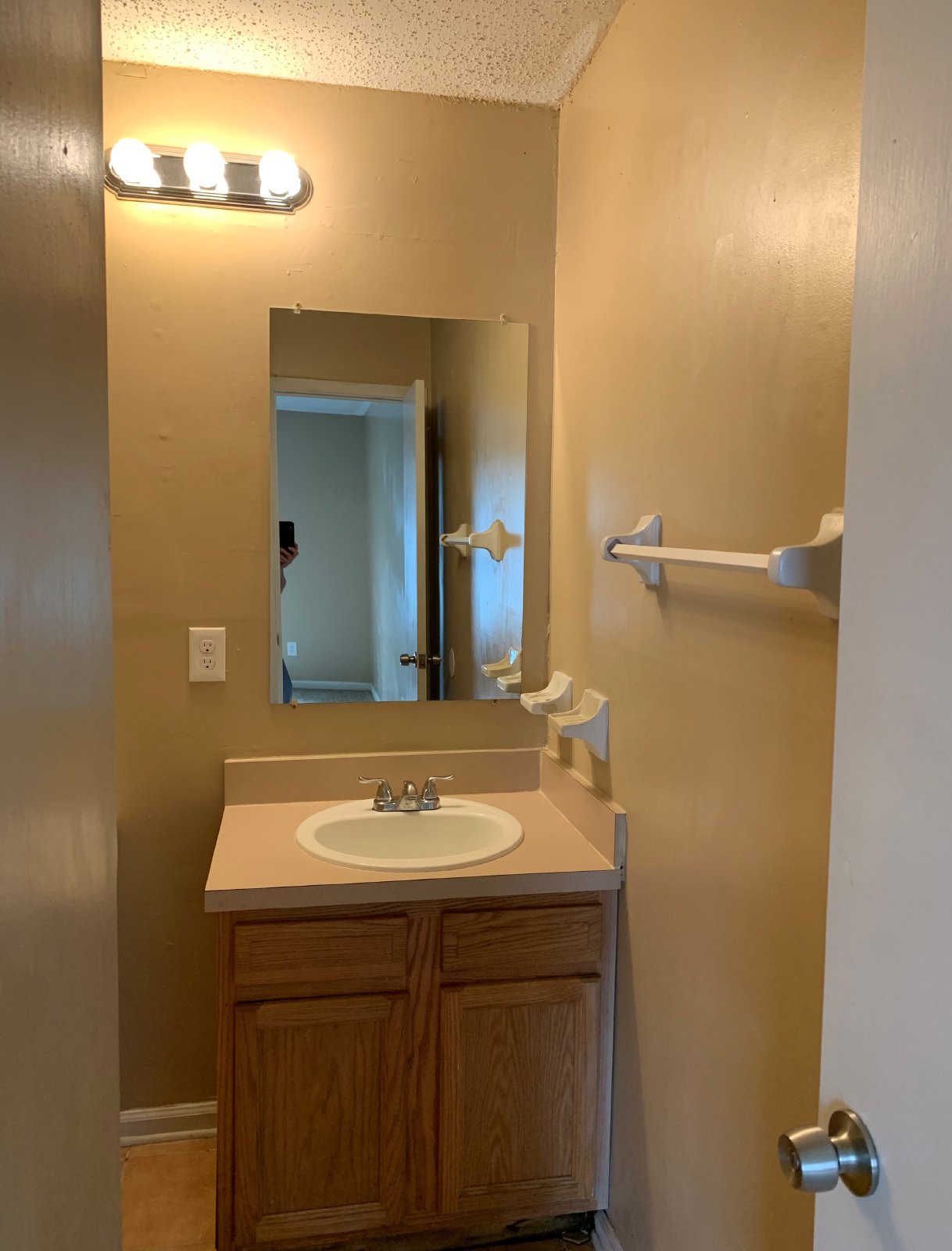2 Bedroom Apartment With Private Fenced Backyard property image