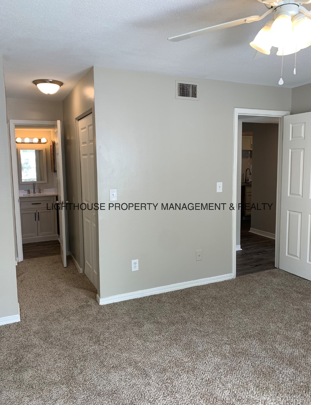 Orange Park Apartment With Vinyl Plank Flooring And Granite property image